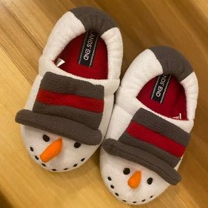 Lands End- Toddler size 7- fuzzy snowman slippers with non-skid soles